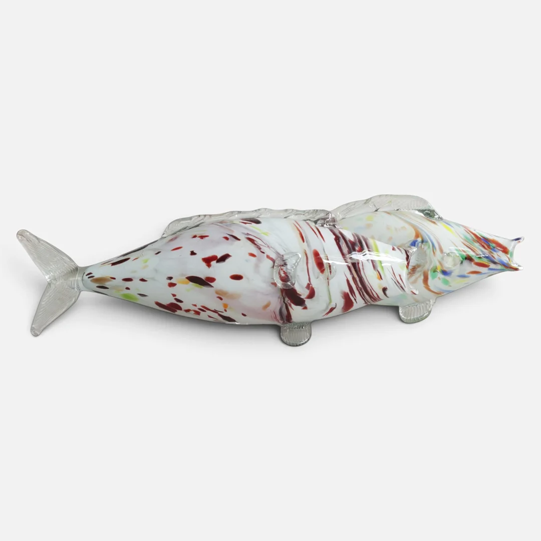 To skulpturer af flerfarvet glas i form af fisk. Antageligvis udført i Italien, 20. årh. anden halvdel (2). — Art glass — Woxholt Auktionshus
