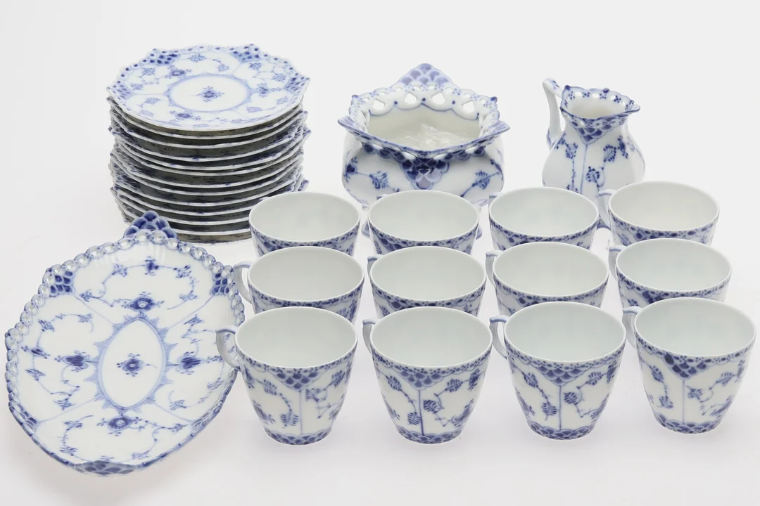 ROYAL COPENHAGEN. Moccaservisdelar, "Musselmalet", 15 delar, förstasortering, daterade 1961. — Tableware — Örebro Stadsauktioner