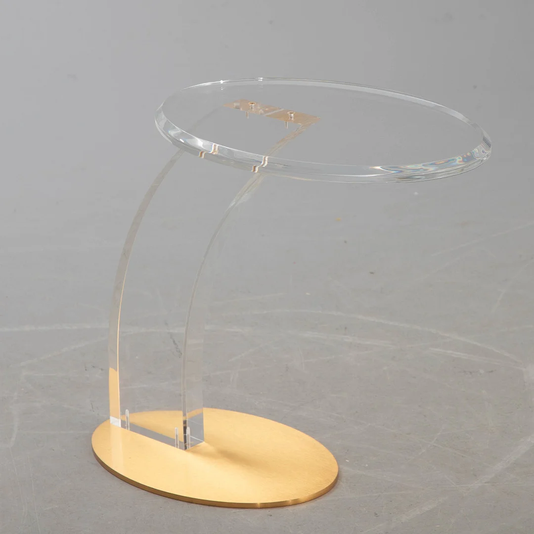 Lampentisch mit runder Platte, Acryl/goldfarbene Metallapplikationen. — Tables — Stockholms Auktionsverk Hamburg