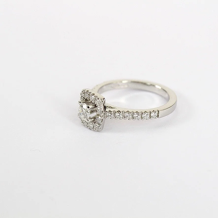 HALORING, diamanter, totalt 0,72ct, Platina. — Rings — Halmstads Auktionskammare