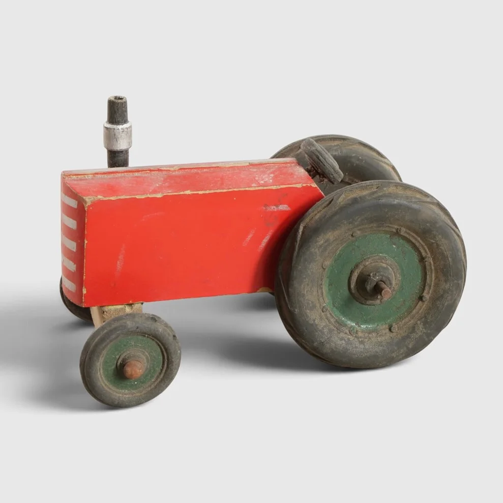 Traktor af bemalet træ, hjul af gummi. Danmark, omkring 1900-tallets midte. — Toys — Woxholt Auktionshus