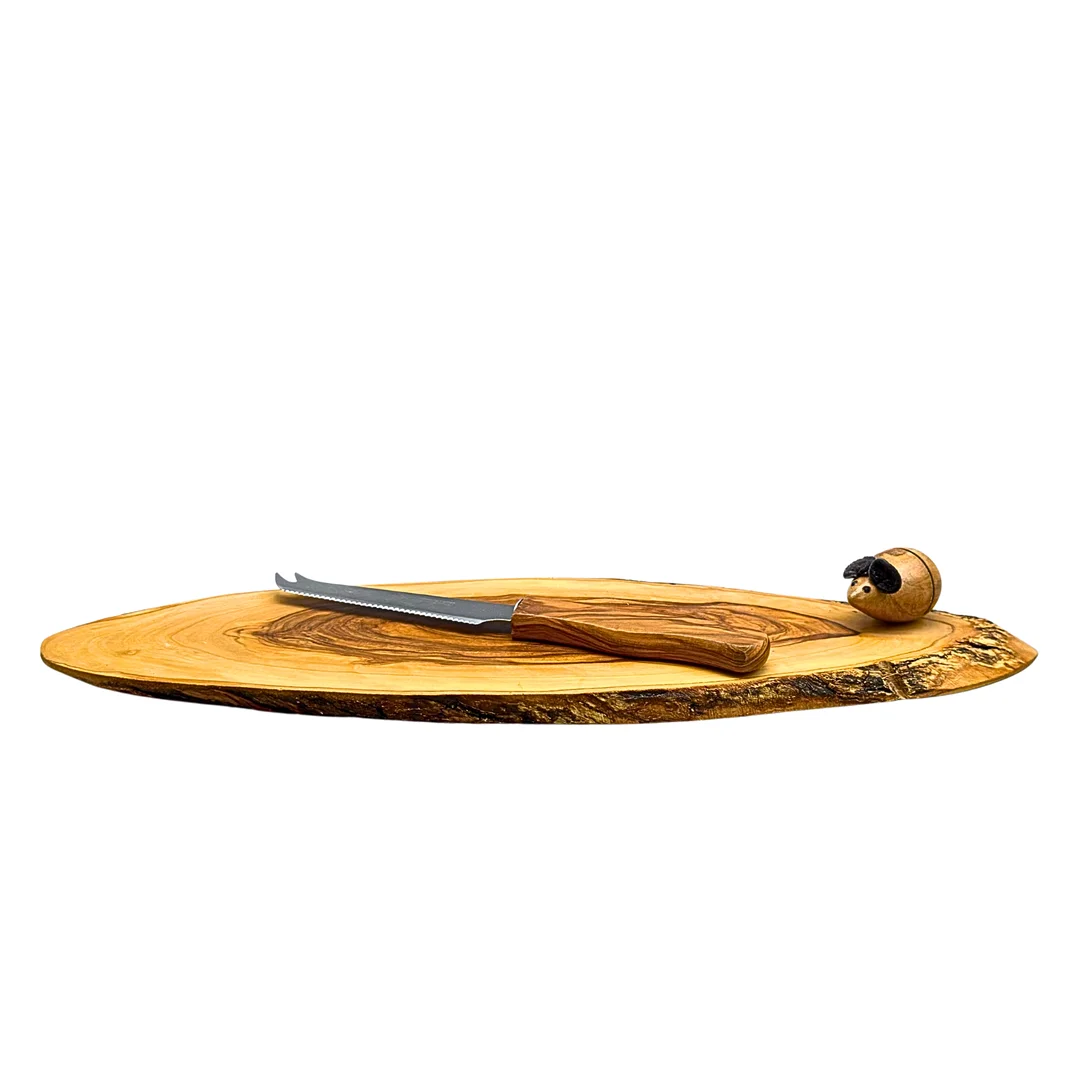 RUSTIKALES SERVIERBRETT AUS HOLZ MIT HOLZMAUS UND MESSER. — Miscellaneous — Auktionshaus Stuber's Hammerschlag