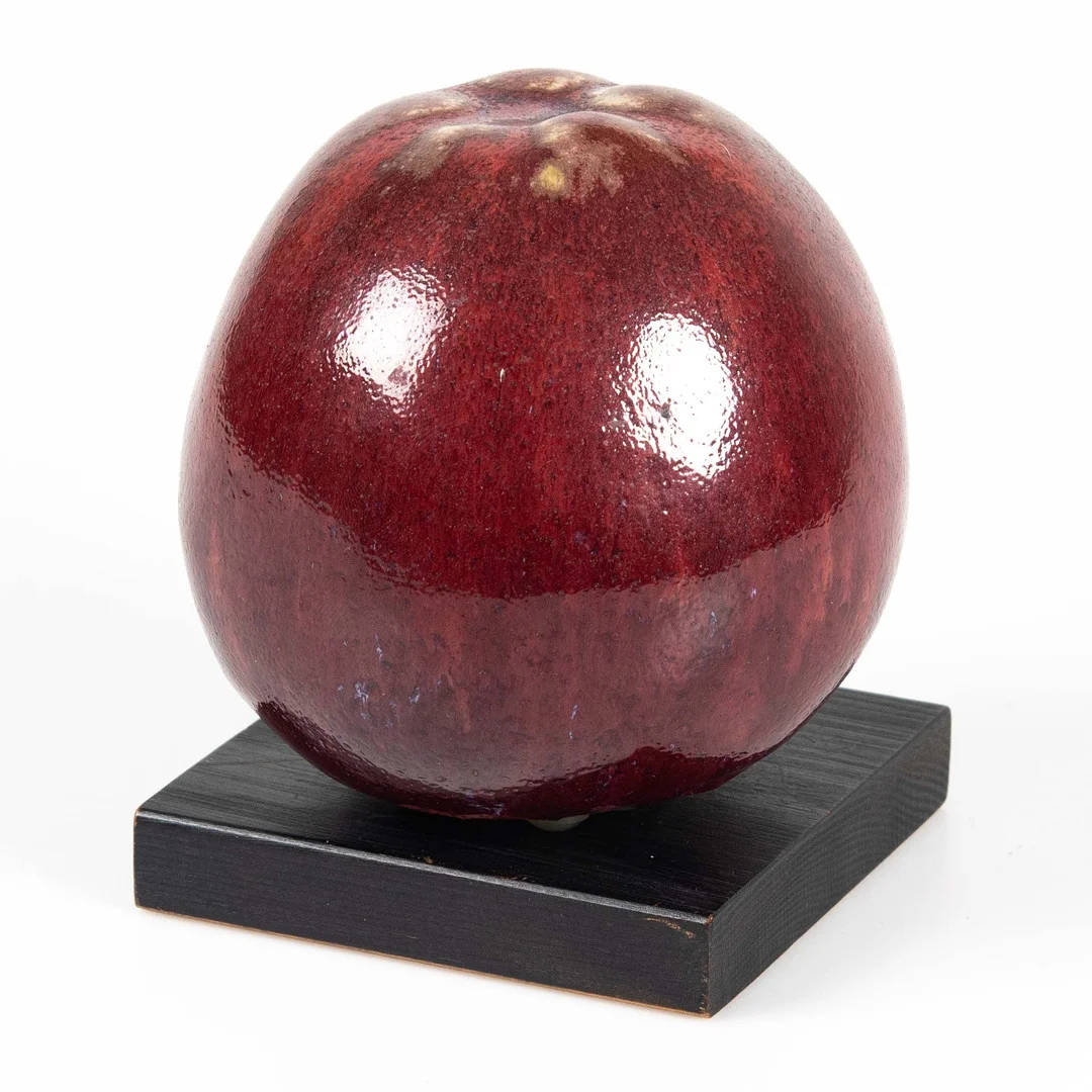 ULLA KRAITZ. Äpple, glaserat stengods, signerad Kraitz, träsockel. — Sculptures & Bronzes — Laholms Auktionskammare