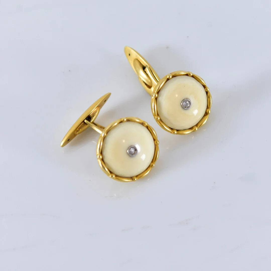 MANSCHETTKNAPPAR, 1 par, 18 karat rödguld med ben och facettslipad diamant. — Cufflinks & Tie Pins — Halmstads Auktionskammare