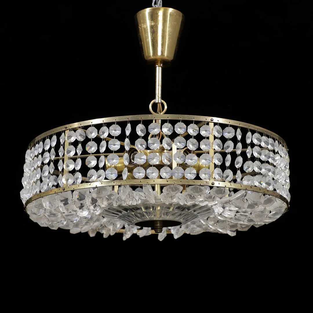 TAKLAMPA, mässing/prismor, 1900-talets andra hälft. — Chandeliers — Växjö Auktionskammare