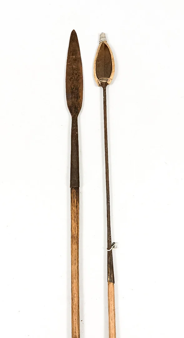 SPJUT, 2 st, "Masai", Kenya. — African tribal art — Auktionshuset STO Bohuslän