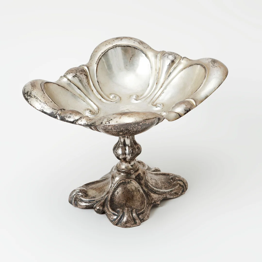 SKÅL på FOT, silver, Wien, Östterike-Ungern för Tiffany & Co, 1800-talets mitt. SALTKAR, ett par, silver, Pest, Östterike-Ungern, 1862. KRYDDRUSKA, sterling silver, möjligen USA, 1800-talets senare hälft. — Silver — Göteborgs Auktionsverk