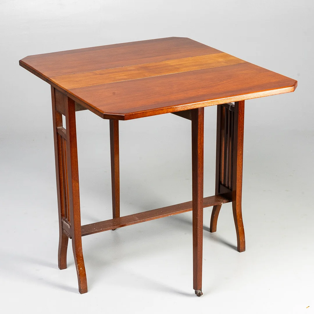 AN EDWARDIAN MAHOGANY SUTHERLAND TABLE. — Tables — Griffin’s Auctioneers