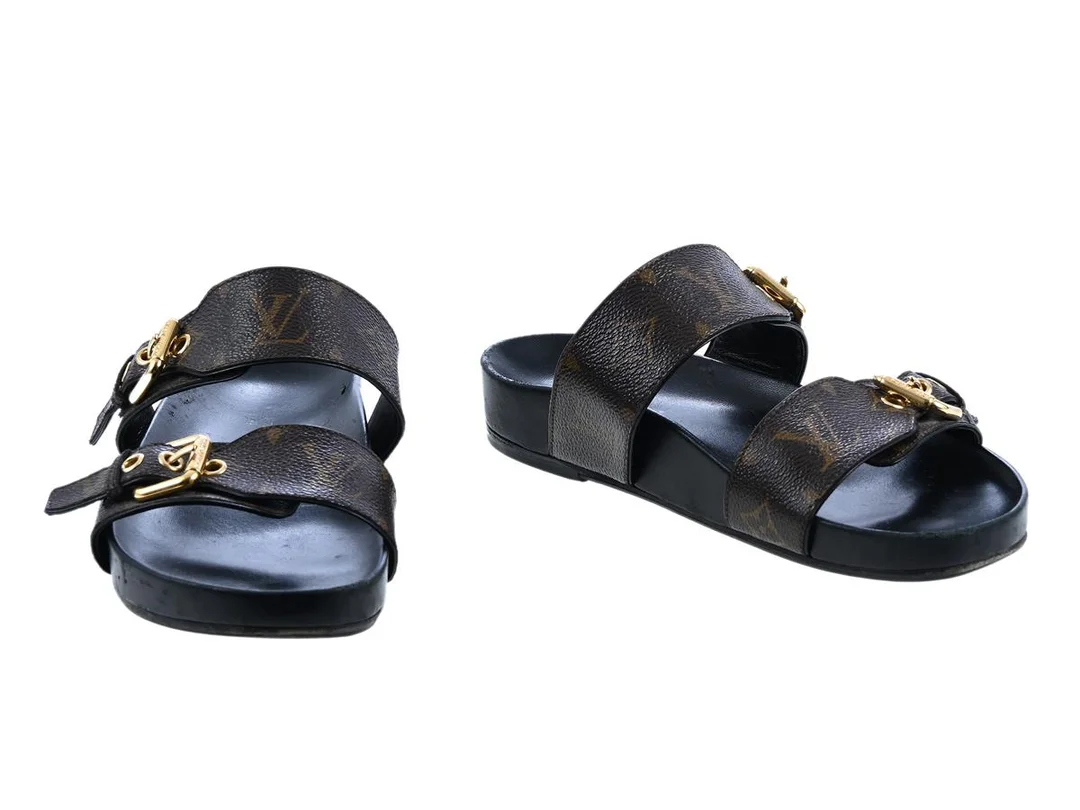 SKOR, LOUIS VUITTON, Bom Dia Flat Comfort Mules, monogram canvas, guldfärgade spännen, stl 37, kvitto från 2022, skopåse, kartong, omsulade. — Kläder/Skor — Kaplans