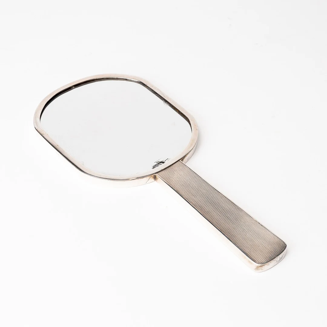 HANDSPEGEL, silver, otydliga stämplar. — Mirrors — Auktionshuset Kolonn
