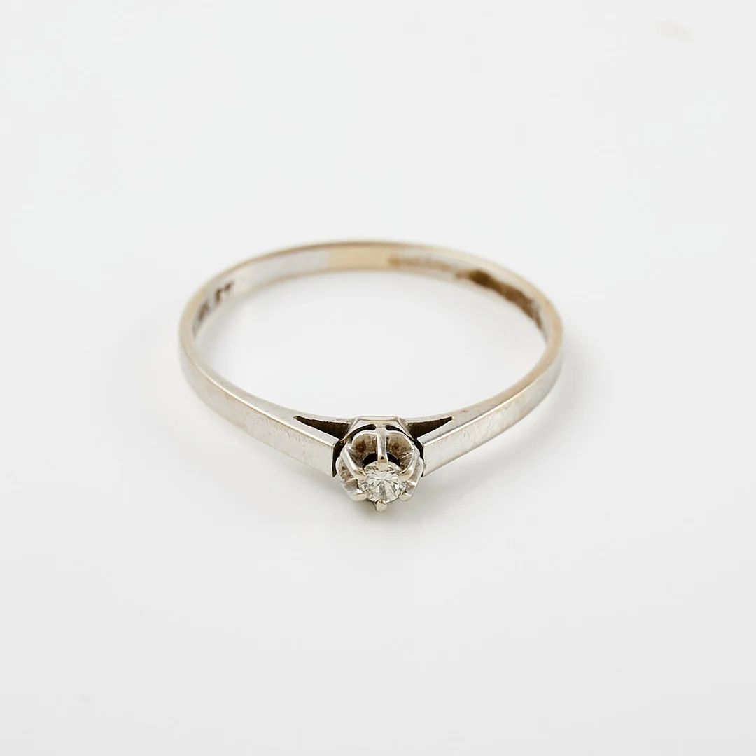 RING, 18 k vitguld, 1 briljantslipad diamant, 0,04 ct enligt gravyr, stämplad GFAB, svensk importstämpel. — Rings — Stockholms Auktionsverk Sickla