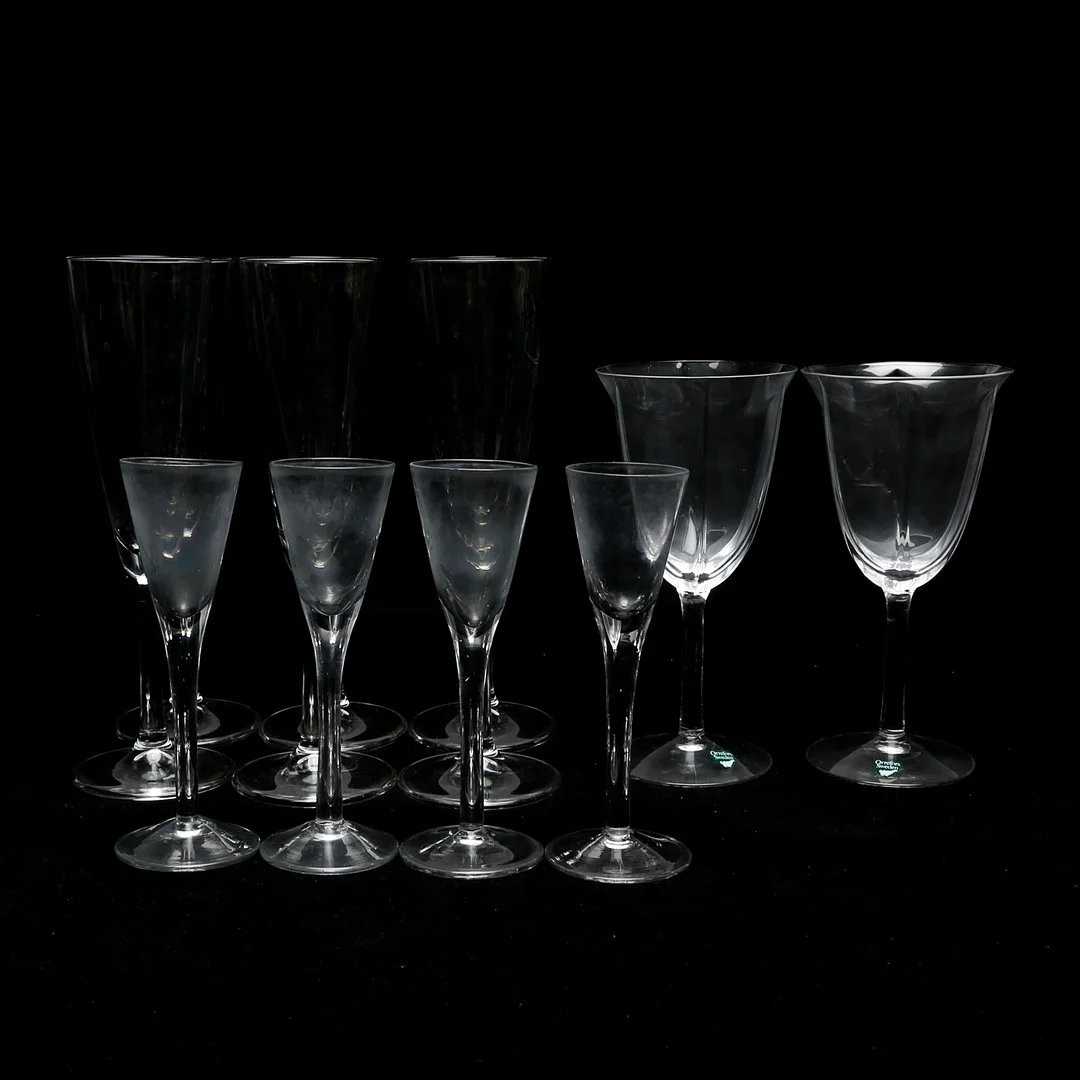 SERVISGLAS, 12 delar, olika sorter, bland annat Orrefors. — Tableware — Kalmar Auktionsverk