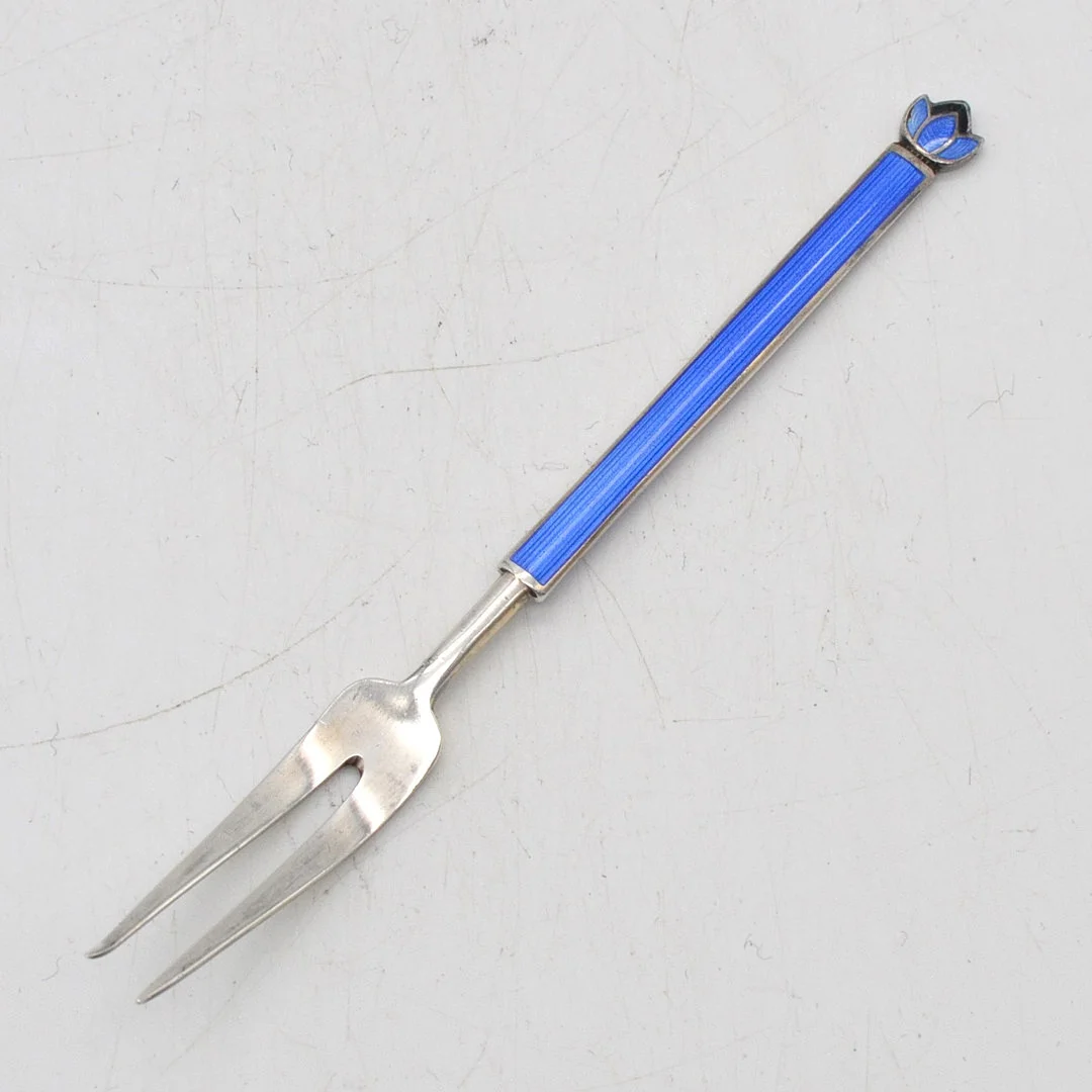 DAVID ANDERSON. EMAILLIERTE COCKTAIL GABEL, FASSUNG AUS STERLINGSILBER, NORWEGEN, UM 1930ER. — Silver plated — Kunst- und Auktionshaus Kleinhenz