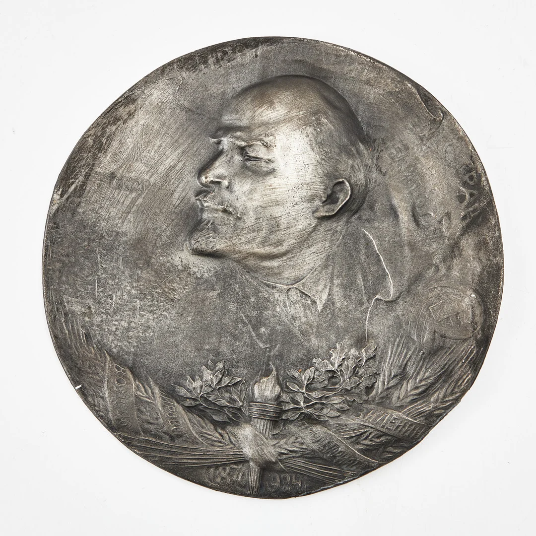 MINNESPLAKETT, metall, Ryssland, 1900-tal, Lenin i relief, krans med fackla. — Sculptures & Bronzes — Stockholms Auktionsverk Magasin 5