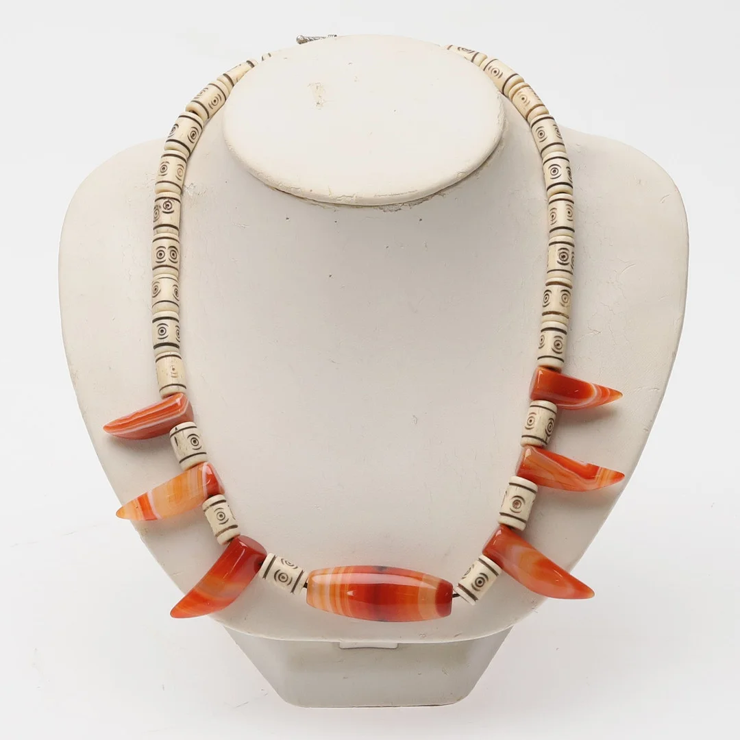 TIBETANSK HALSBAND MED BEN. — Necklace — Örebro Stadsauktioner