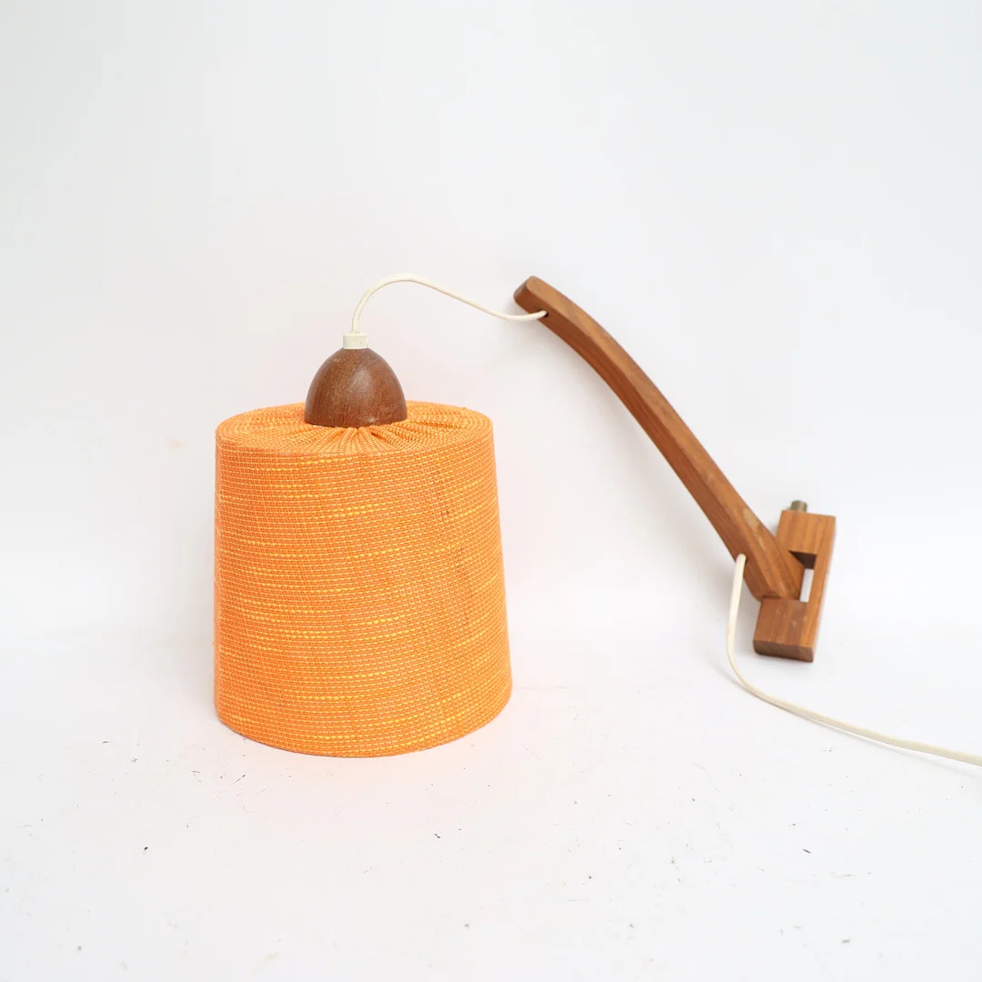 VÄGGLAMPA, 1950-1960-tal, teak med textil skärm. — Wall Lights — Falun Auktionsbyrå