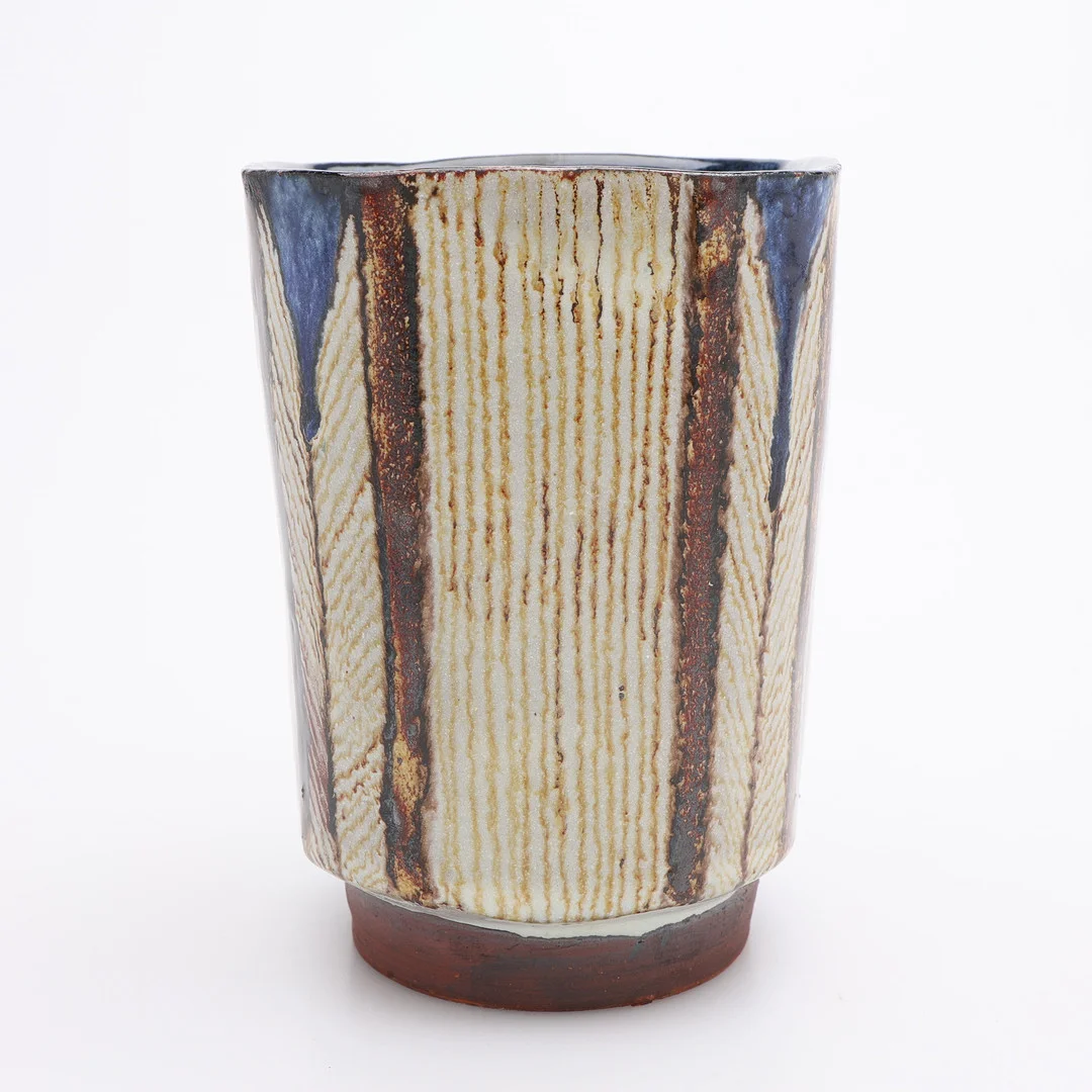 LISBETH MUNCH-PETERSEN (1909-1997). VAS, GLASERAT LERGODS. — European — Crafoord Auktioner Lund