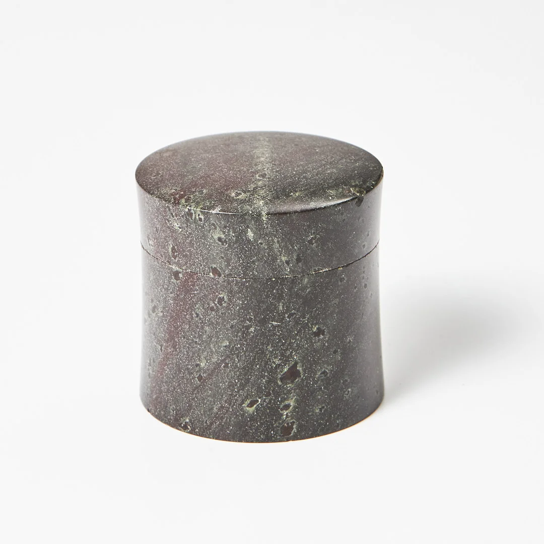 BURK, porfyr, 1900-tal. — Miscellaneous — Stockholms Auktionsverk Magasin 5