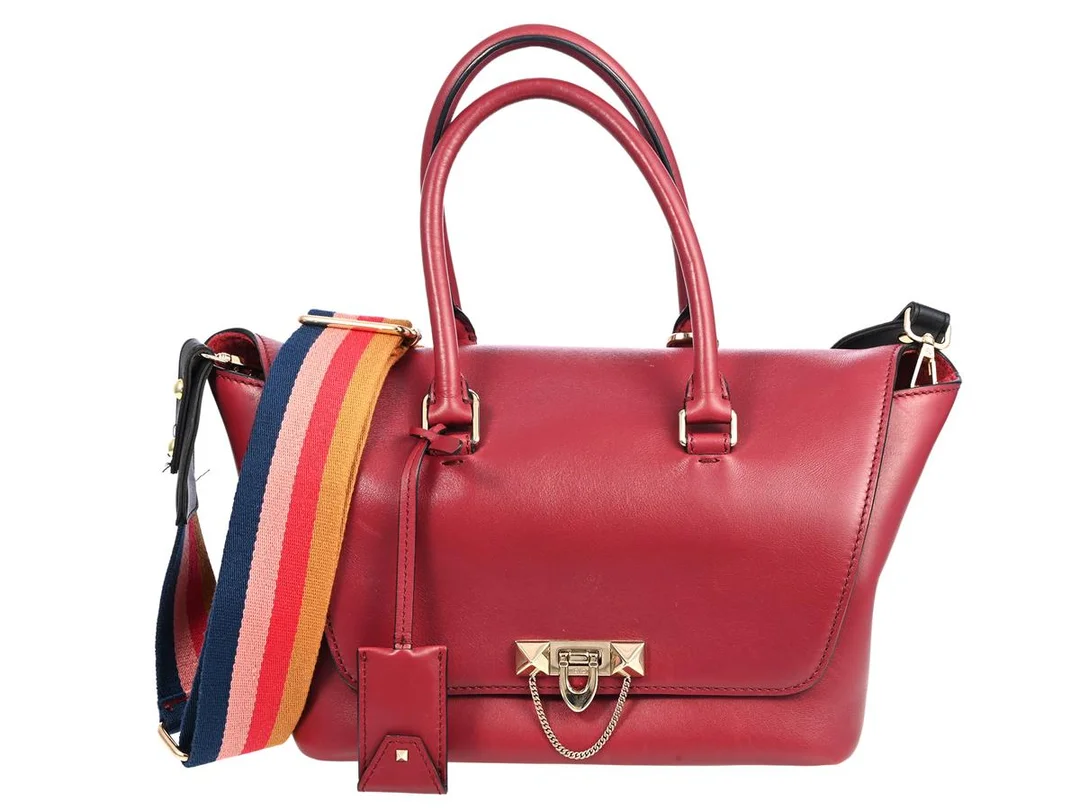 VÄSKA, VALENTINO, Rockstud Demilune Bag, rött läder, guldfärgade beslag, 27x17x14 cm, avtagbar axelrem. — Accessoarer/Väskor — Kaplans