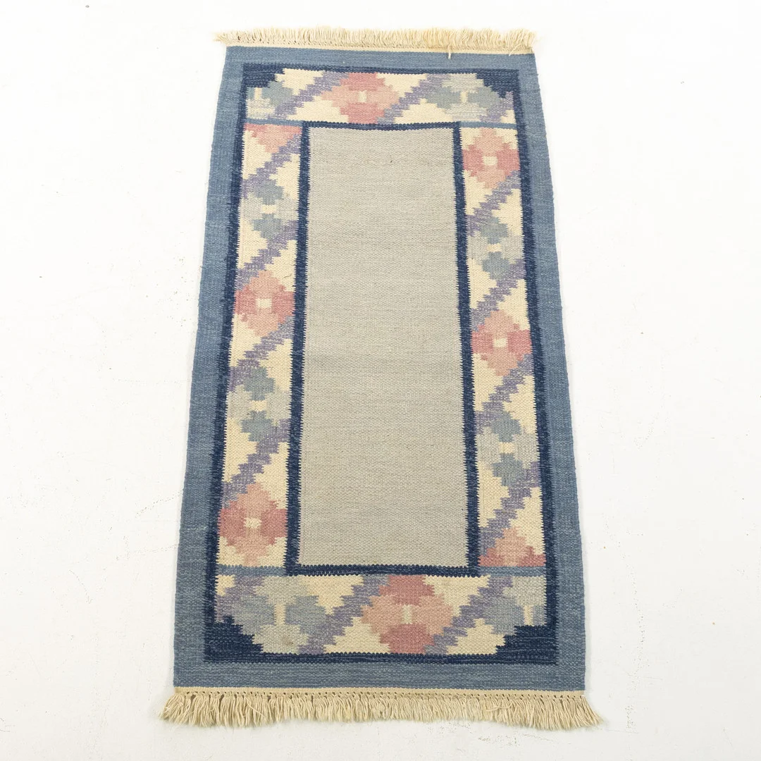 MINDRE RÖLAKANMATTA. Blå, dekor i vitt och rosa. — Carpets — Karljohan Auktioner