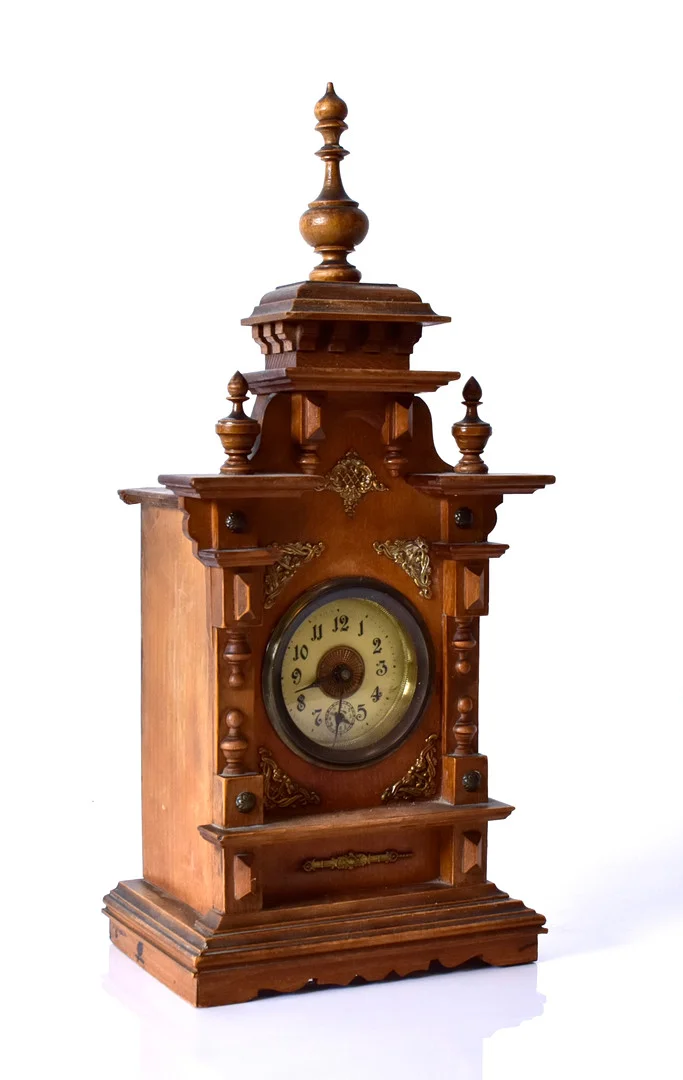 BORDSUR, skuren ek, sekelskiftet 1900. — Mantel clocks — Halmstads Auktionskammare
