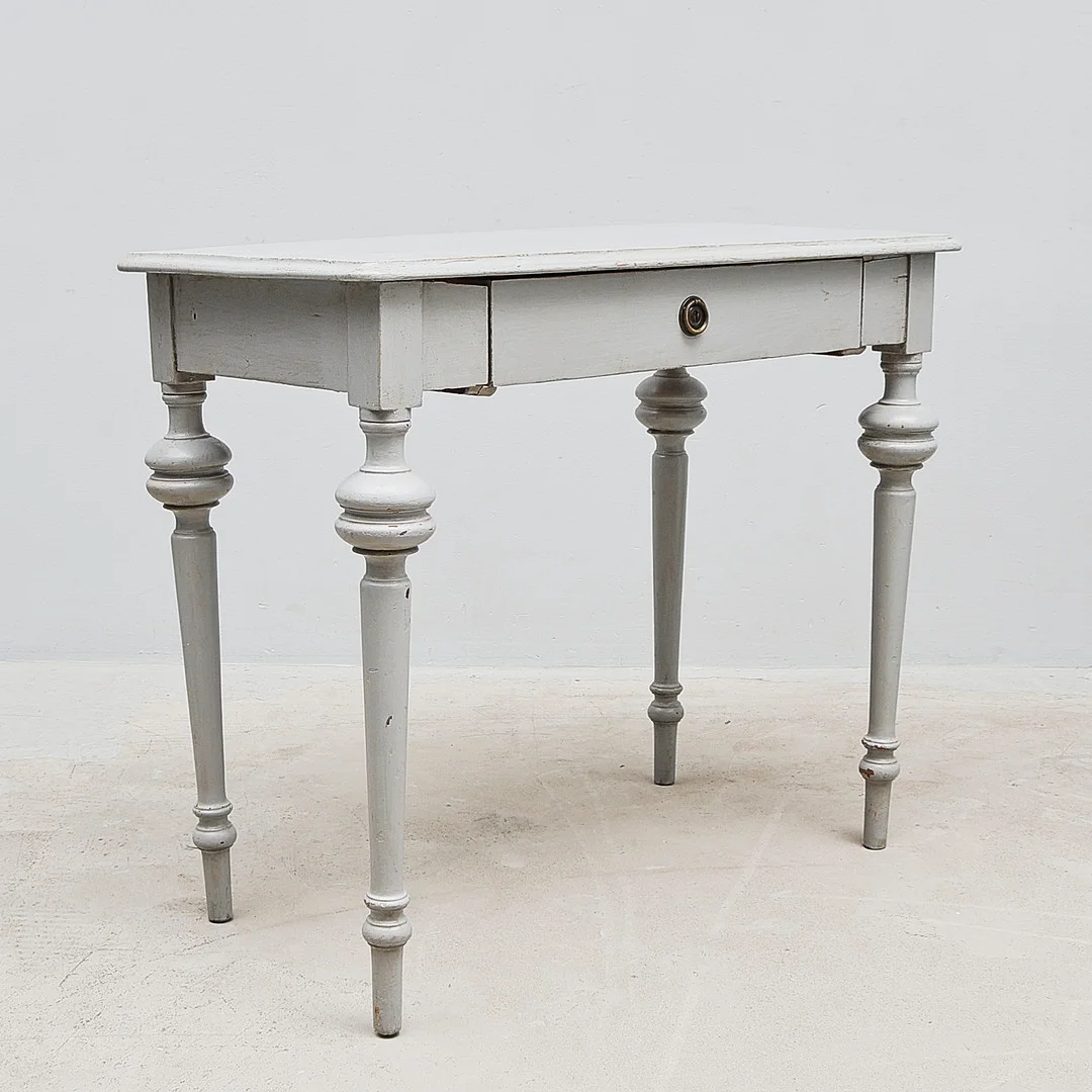 SKRIVBORD, 1880-tal, gråmålat. — Tables — Metropol Auktioner