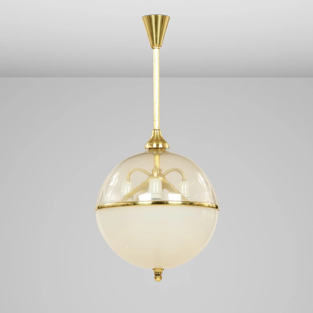Kugleformet loftslampe af messing med transparent og opalhvidt glas, 1900-tallets første halvdel. — Ceiling lights — Palsgaard Kunstauktioner