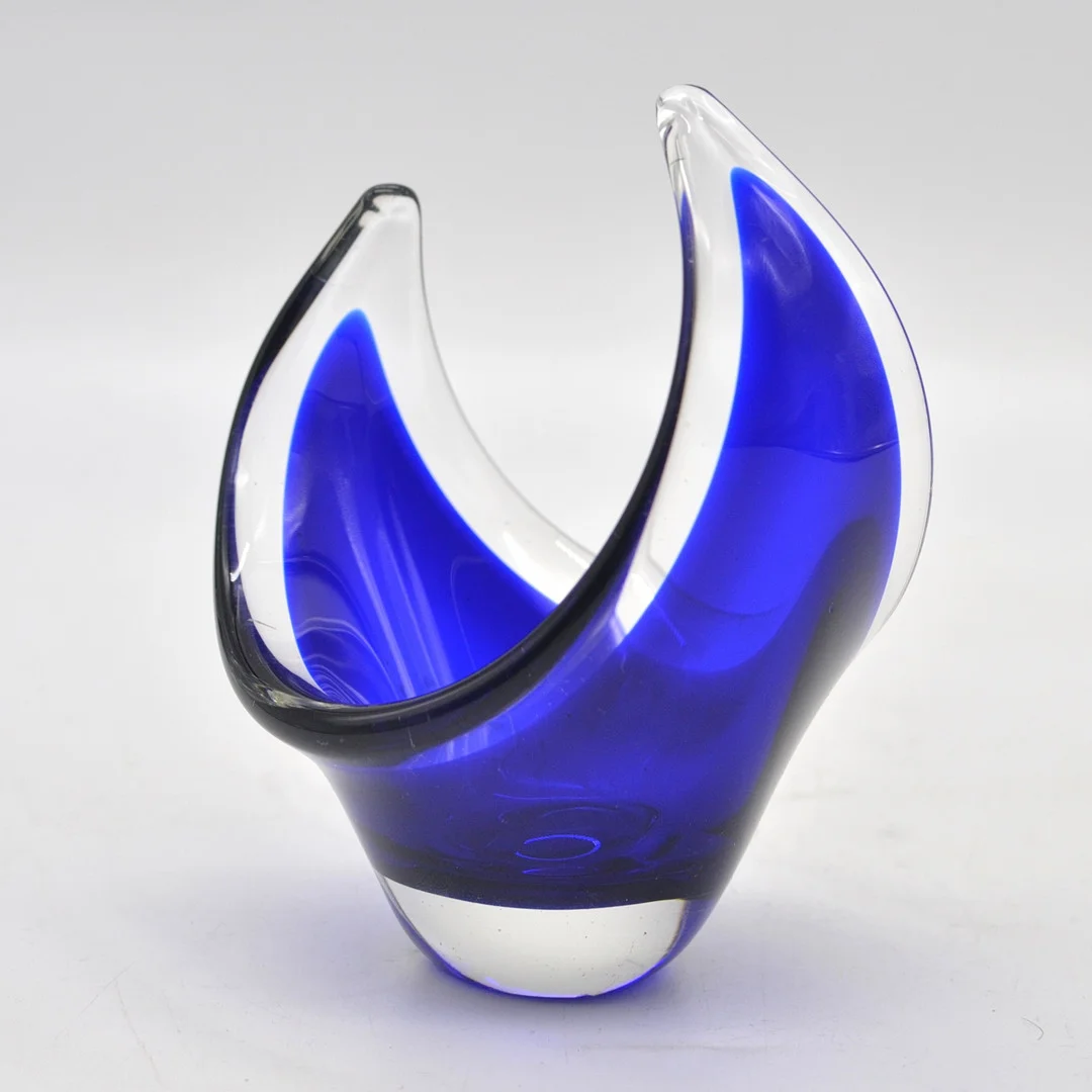 MURANO GLAS BONBONIERE, MONDFÖRMIG, BLAU-TRANSPARENT, ITALIEN, UM 1960, HÖHE CA. 12 CM. — Art glass — Kunst- und Auktionshaus Kleinhenz