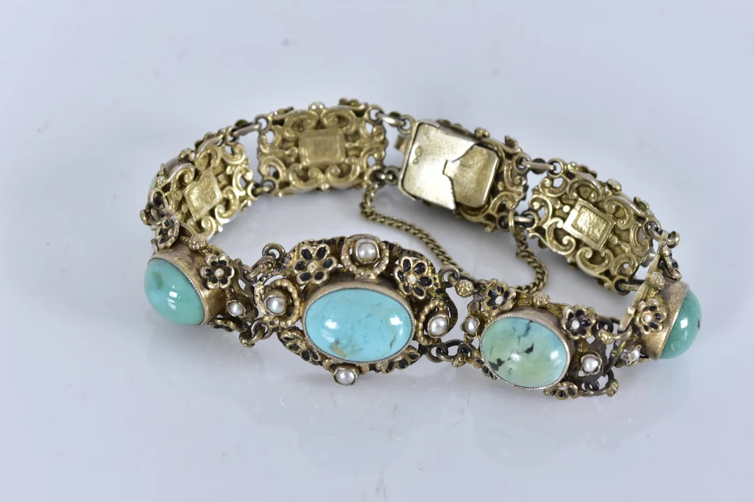 ARMBAND, förgyllt silver med turkoser och sötvattenspärlor. — Bracelets — Halmstads Auktionskammare