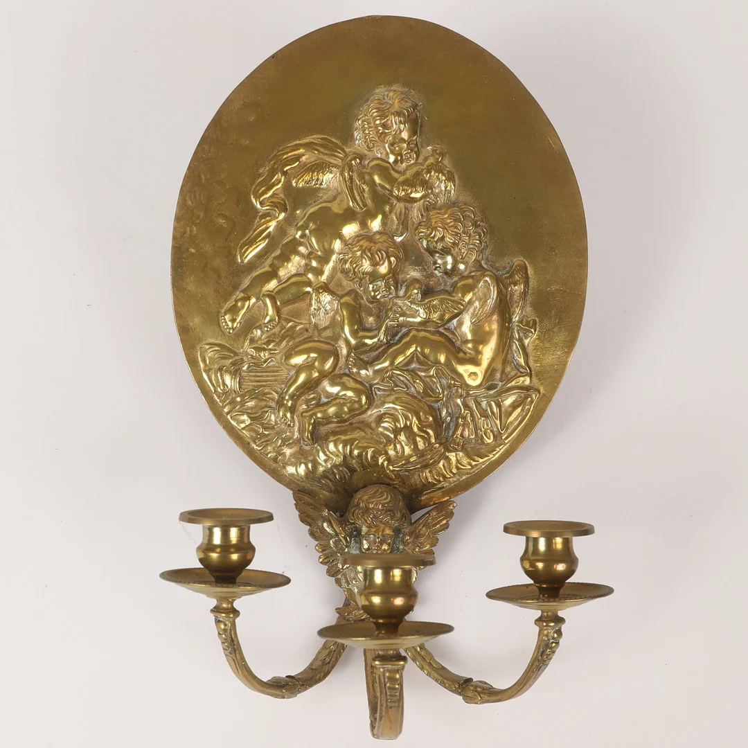 VÄGGLJUSSTAKE, 3-armad, mässing, 1900-tal. — Candlesticks — Helsingborgs Auktionskammare
