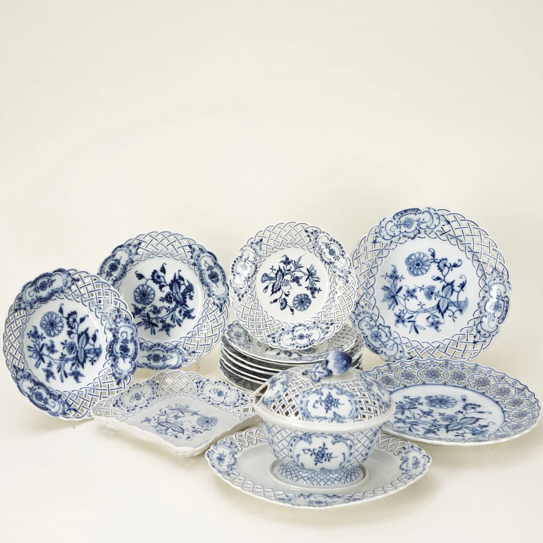 MEISSEN UND C. TEICHERT. Sammlung Geschirrteile ´Zwiebelmuster` mit Korbflechtrand , Meissen, 19. /20. Jh. (15). — European — Stockholms Auktionsverk Hamburg