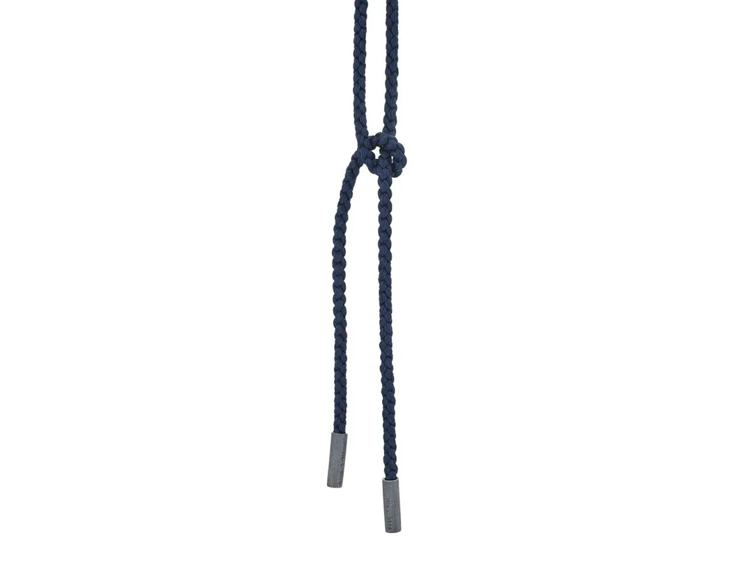 OLE LYNGGAARD, collier, snöre, String Necklace, mörkblått silke, sterlingsilver, längd 130 cm, vikt ca 6,3 g. — Smycken/Collier — Kaplans