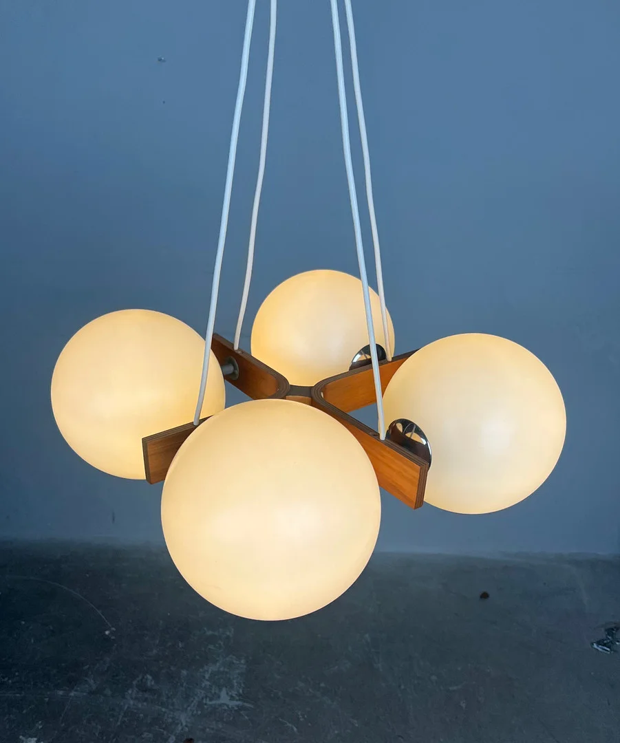 Deckenleuchte 'Atomic' mit 4 verstellbaren Leuchtkugeln. — Ceiling lights — Stockholms Auktionsverk Düsseldorf/Neuss