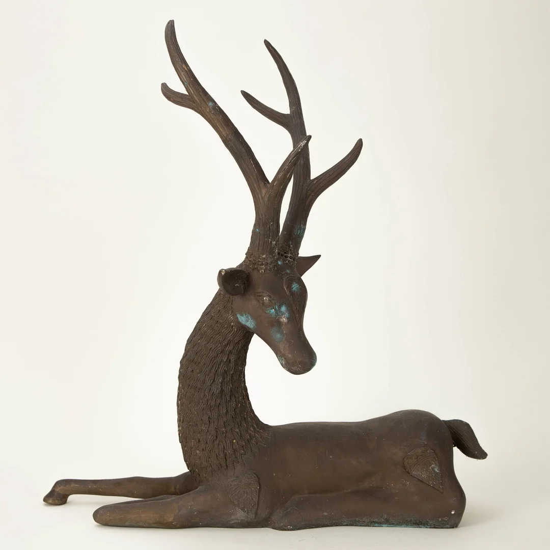Figur ´Liegendes Rotwild`, 20. Jh. — Garden Sculptures & Urns — Stockholms Auktionsverk Hamburg