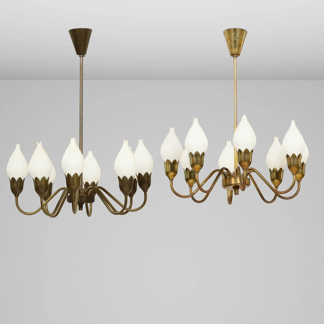 DANSK DESIGN. Par 8-armet “Tulipan” lysekroner af messing, skærme af opalglas, Fog & Mørup, Danmark, formgivet ca. 1950'erne. (2). — Ceiling lights — Palsgaard Kunstauktioner