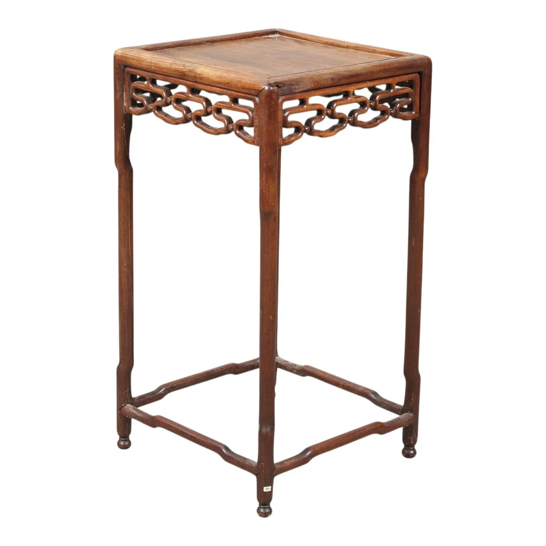 Kinesisk sidebord af massivt, udskåret hongmu, 1800-tallet. — Wood — Bidstrup Auktioner