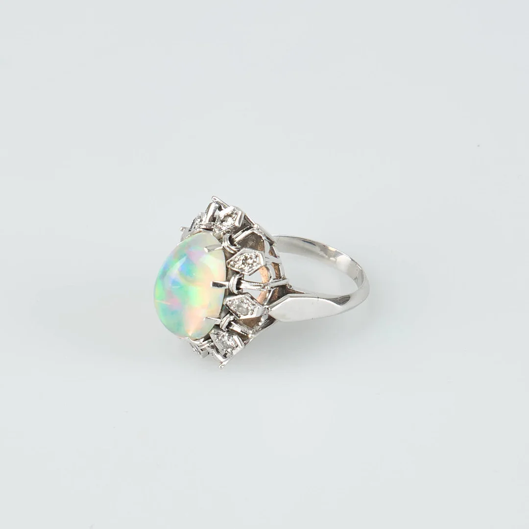 RING, ca 18K vitguld, opal och diamanter, Ø 16,5. — Rings — Stockholms Auktionsverk Helsinki