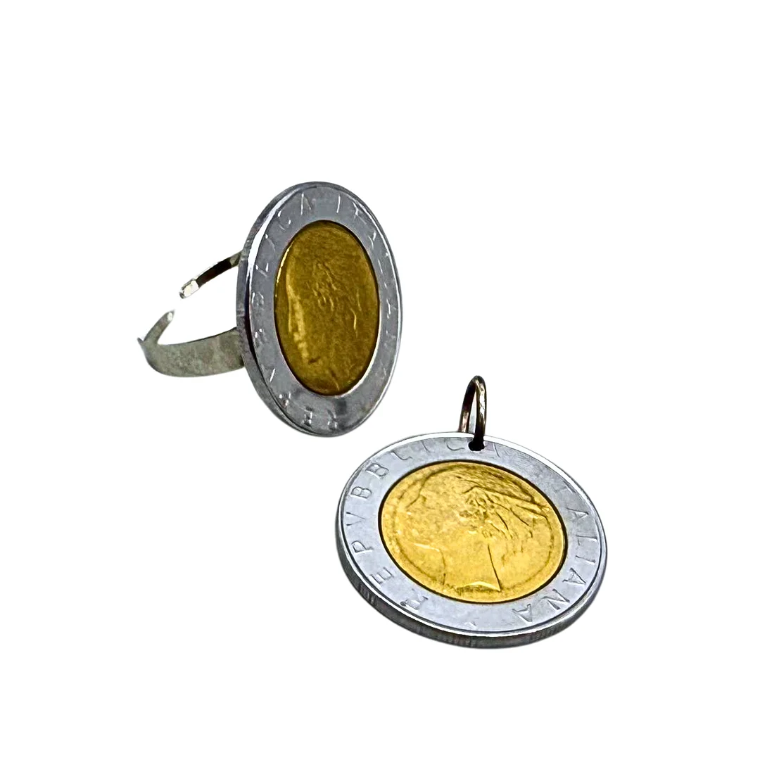 MÜNZANHÄNGER UND MÜNZRING AUS ZWEI 500-LIRA MÜNZEN, PRÄGEJAHR 1985 UND 1987. — Jewellery Suites — Auktionshaus Stuber's Hammerschlag