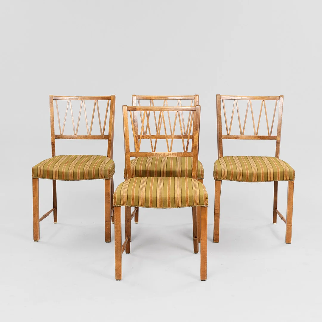 DANSK MØBELSNEDKER. Et sæt på fire stole af mahogni med sæder betrukket med uld, Fr. Adolphsen & Søn, Danmark, ca. 1940'erne, (4). — Armchairs & Chairs — Palsgaard Kunstauktioner