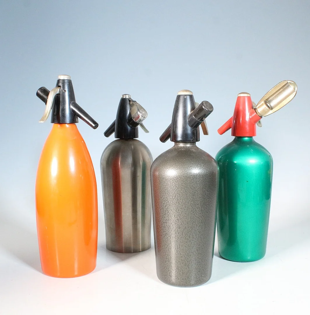 4 Sodasiphons u.a. aus Deutschland, Österreich und England von den Marken kayser, Heimsyphon und BOC. — Other collectables — Stockholms Auktionsverk Düsseldorf/Neuss