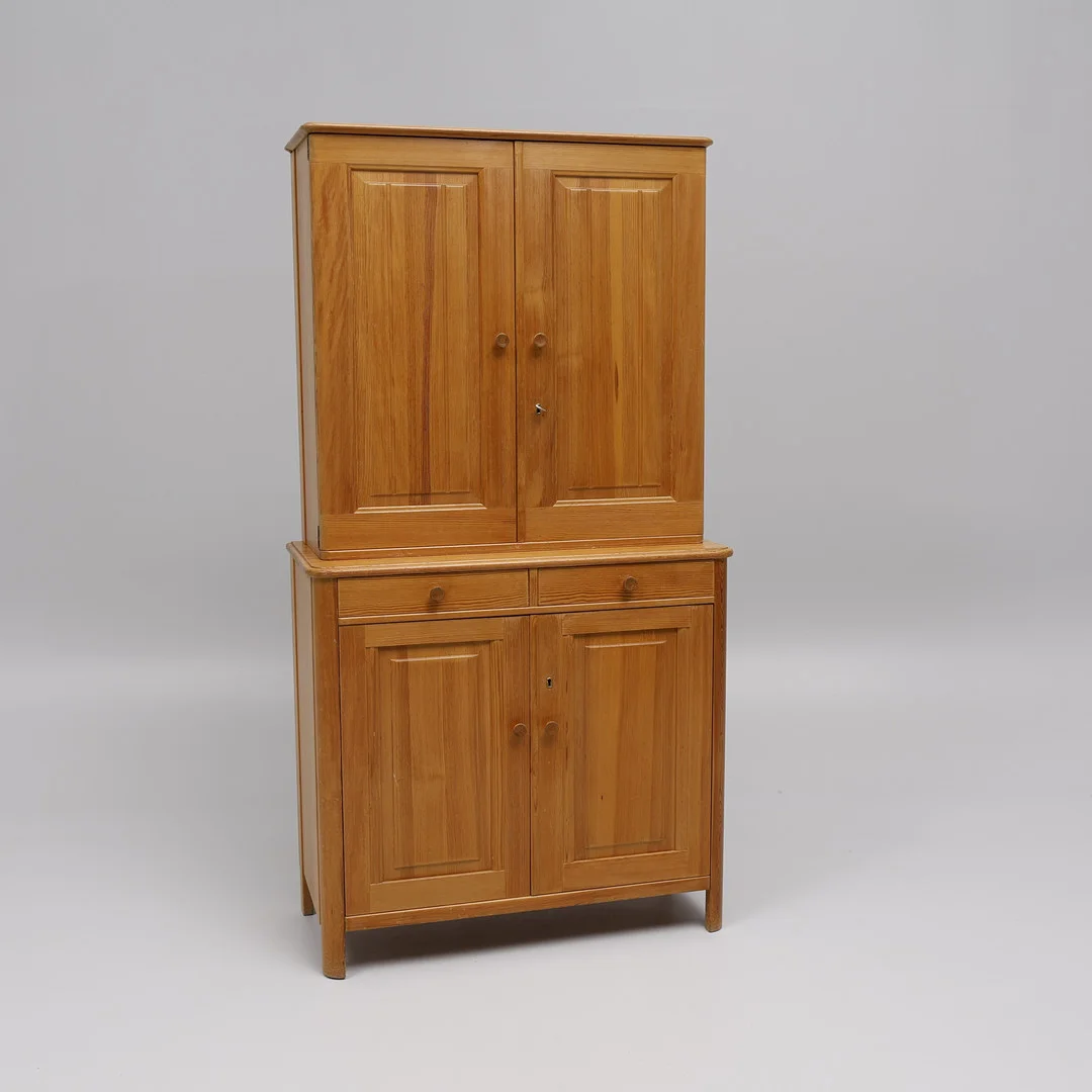 CARL MALMSTEN. Skåp, "Vapensmeden", Svensk Fur, 1900-talets mitt. — Cupboards, Cabinets & Shelves — Auktionsbyrån Varberg