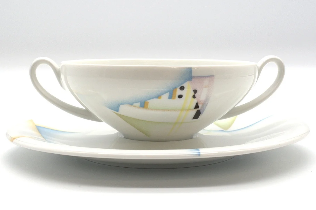 RICHARD GINORI. ITALIEN SUPPENTASSE MIT UNTERTASSE HANDBEMALT MIT MODERNESTISCHEN, GEOMETRISCHEN DESIGN. — European — Kunst- und Auktionshaus Kleinhenz