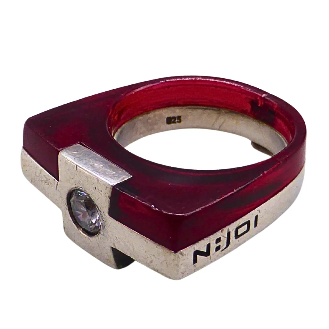 N:JOI RING 925ER SILBER MIT ROTEM KUNSTSTOFF UND ZIRKONIA. — Rings — Auktionshaus Stuber's Hammerschlag