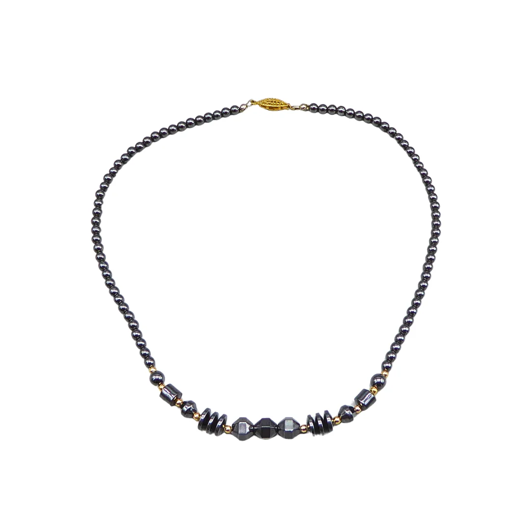 HALSKETTE AUS HÄMATIT MIT ZWISCHENELEMENTEN. — Necklace — Auktionshaus Stuber's Hammerschlag