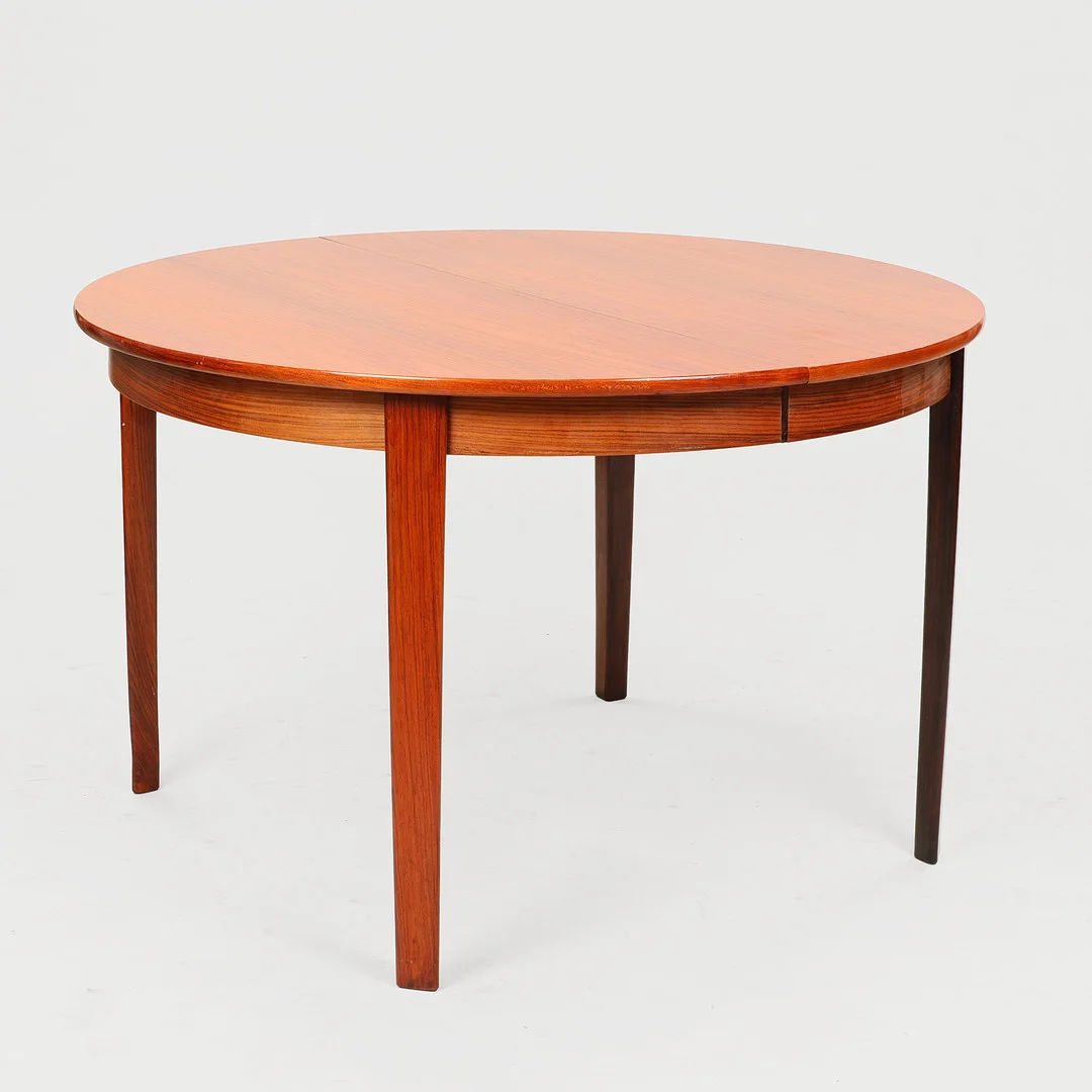 DANSK MØBELDESIGN. Cirkulært spisebord af palisander med to tillægsplader, ca. 1960/70'erne, (1+2). — Dining tables — Palsgaard Kunstauktioner