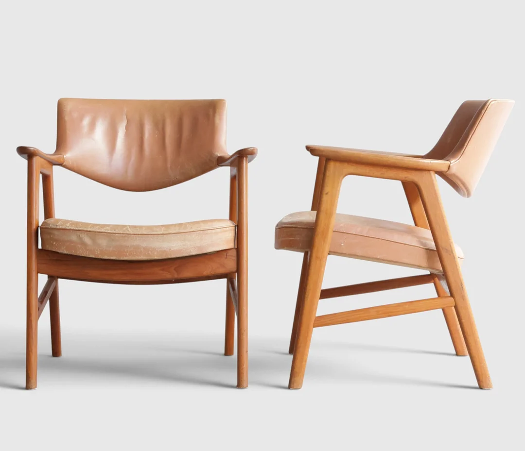 ERIK KIRKEGAARD. Et par armstole af teak, sæde og ryg betrukket med skind. Udført hos Høng Stolefabrik, model '43'. Danmark, 1960'erne (2). — Armchairs & Chairs — Woxholt Auktionshus