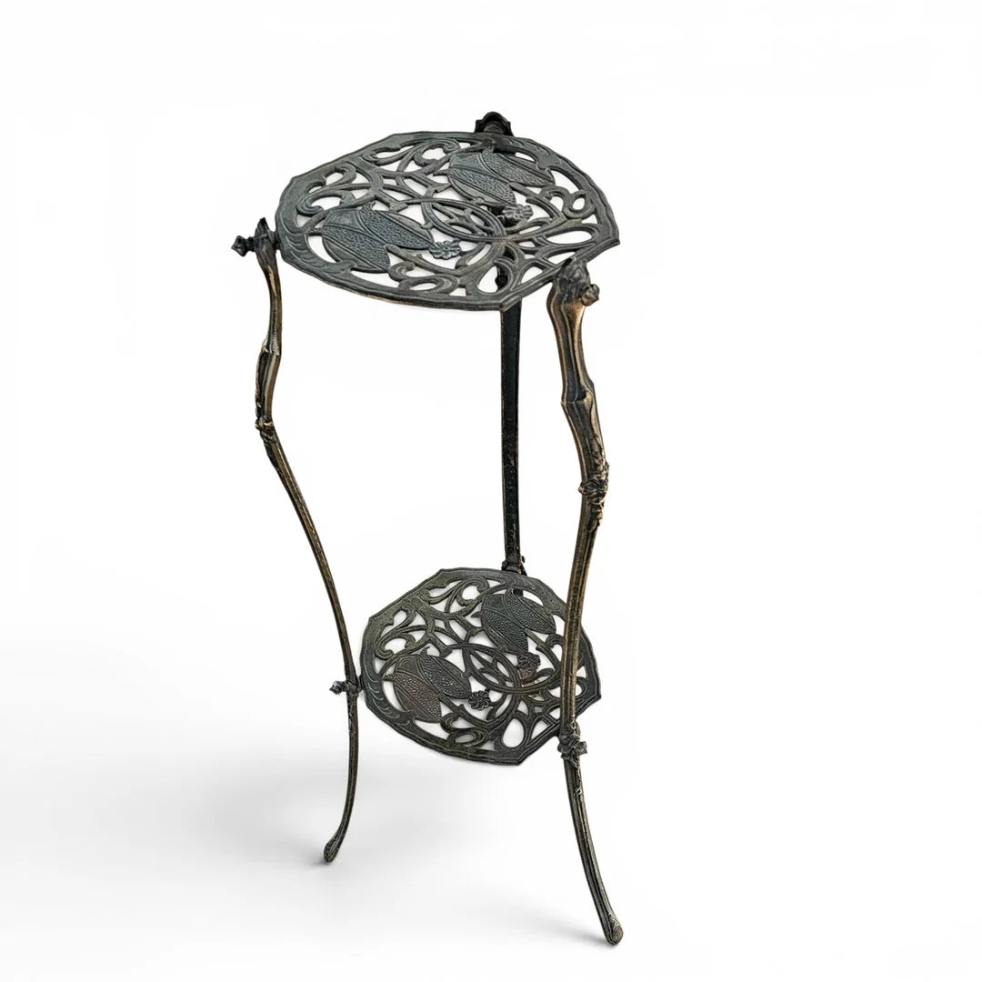 Peana mesita auxiliar en bronce fundido danés. Circa 1900. — Cupboards, Cabinets & Shelves — Arce Auctions