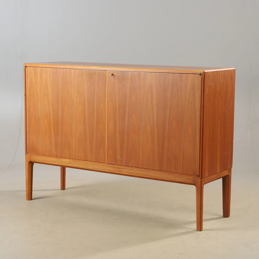 BERTIL FRIDHAGEN. Sideboard, "Facett", valnöt, Bodafors, 1900-talets mitt. — Cupboards, Cabinets & Shelves — Helsingborgs Auktionskammare