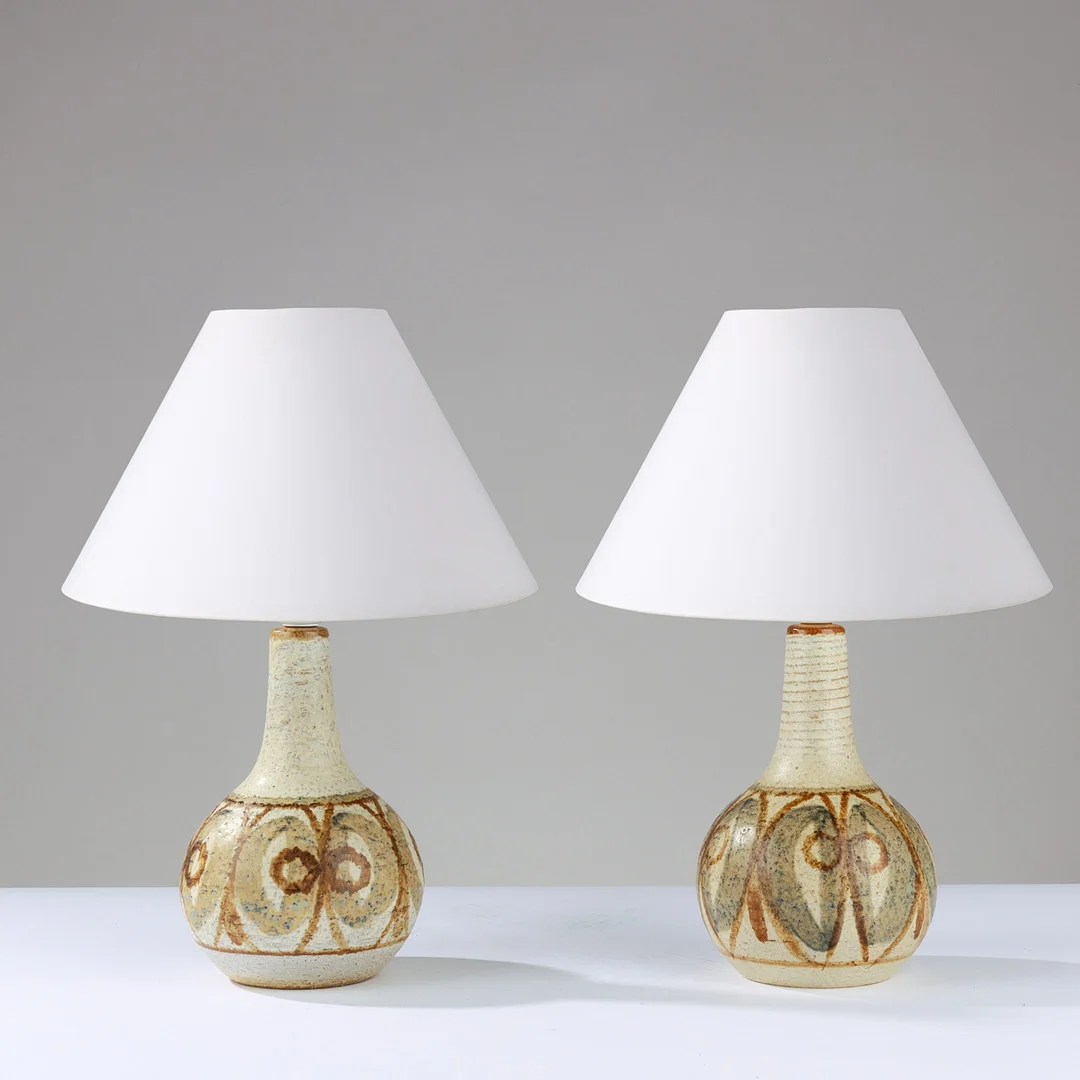 SVEND AAGE JENSEN. To bordlamper af glaseret stentøj med håndmalet dekoration, Søholm, Danmark, 1960'erne, (2). — Table Lamps — Palsgaard Kunstauktioner