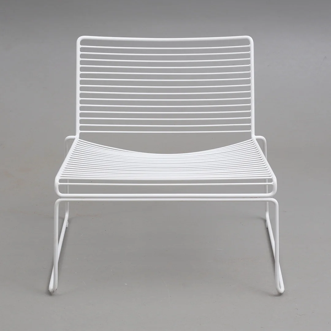 HEE WELLING. "Hee Lounge Chair", fåtölj, för Hay, lackerad metall. — Armchairs & Chairs — Auktionshuset Thelin & Johansson